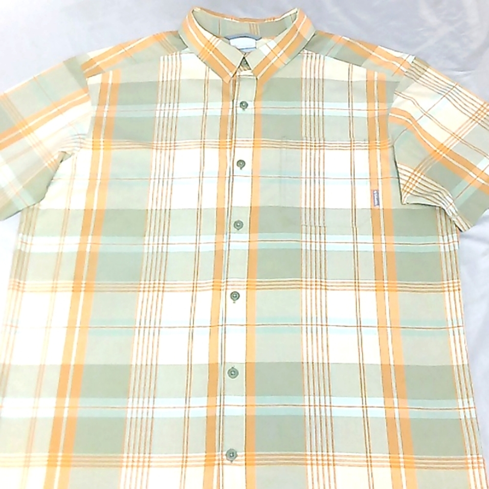 Columbia..Short Sleeve Button Down..Tan